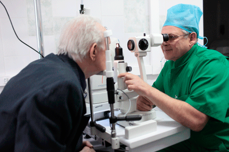 opthalmologist testing eyesight